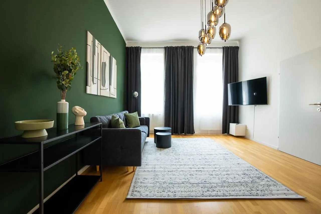 Belvedere Castle View: Chic City Apartment Vienna