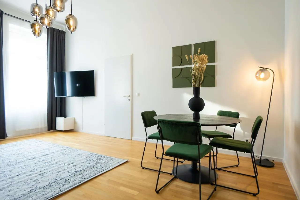 Belvedere Castle View: Chic City Apartment Vienna