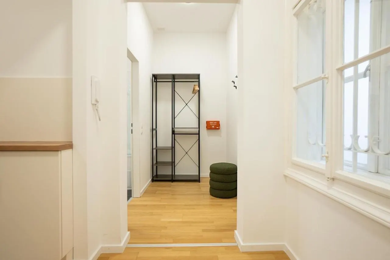 Belvedere Castle View: Chic City Apartment Vienna