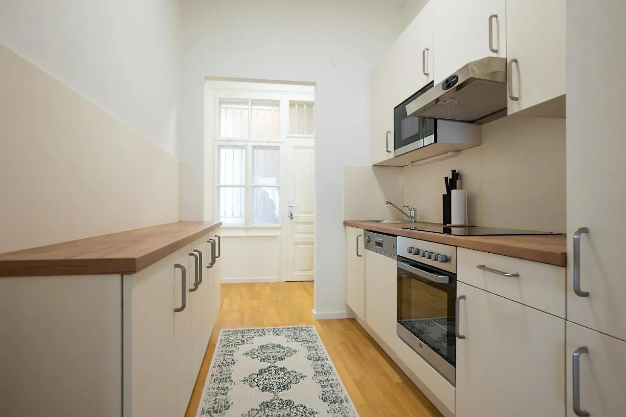 Belvedere Castle View: Chic City Apartment Vienna 0*,  Austria