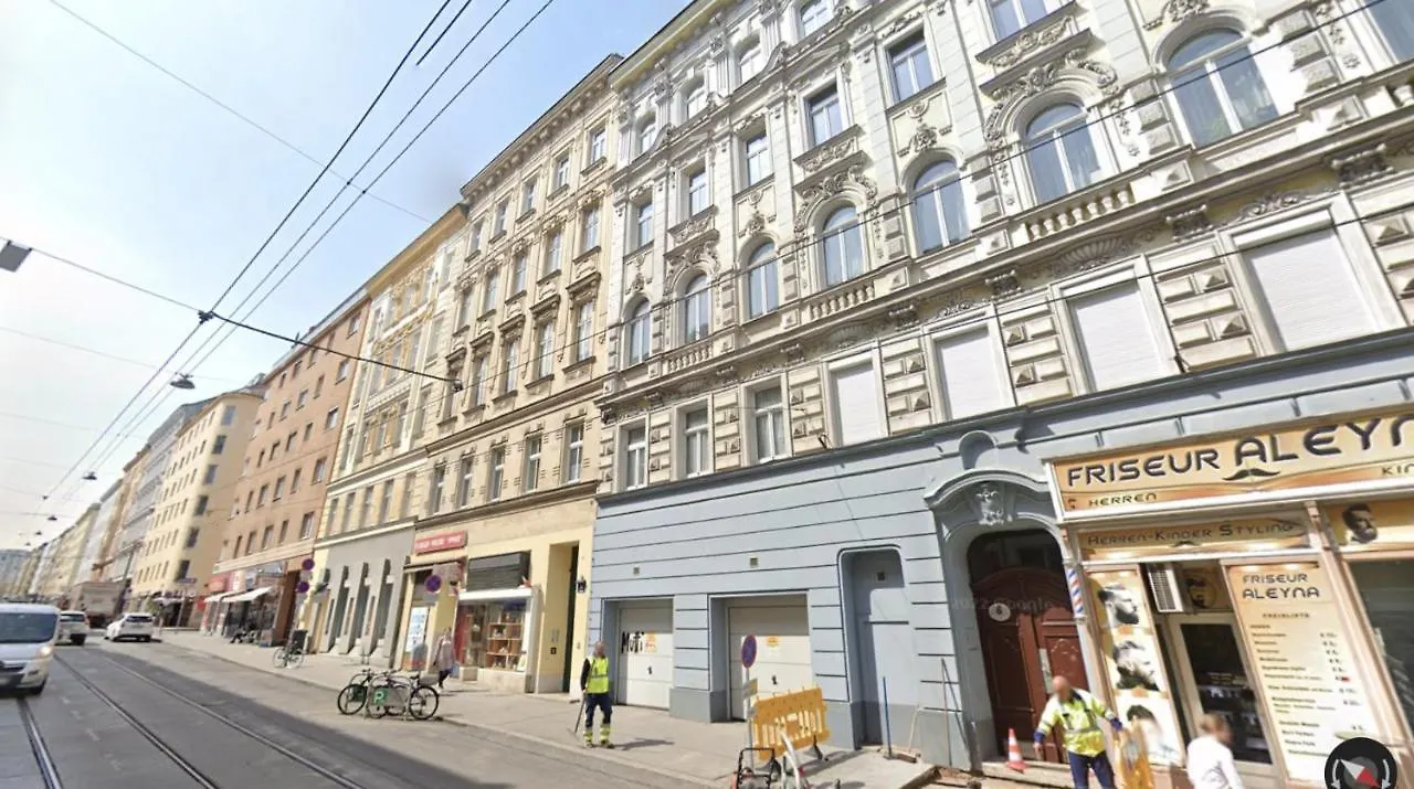 Belvedere Castle View: Chic City Apartment Vienna Austria