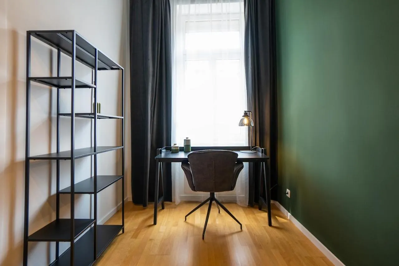 Belvedere Castle View: Chic City Apartment Vienna