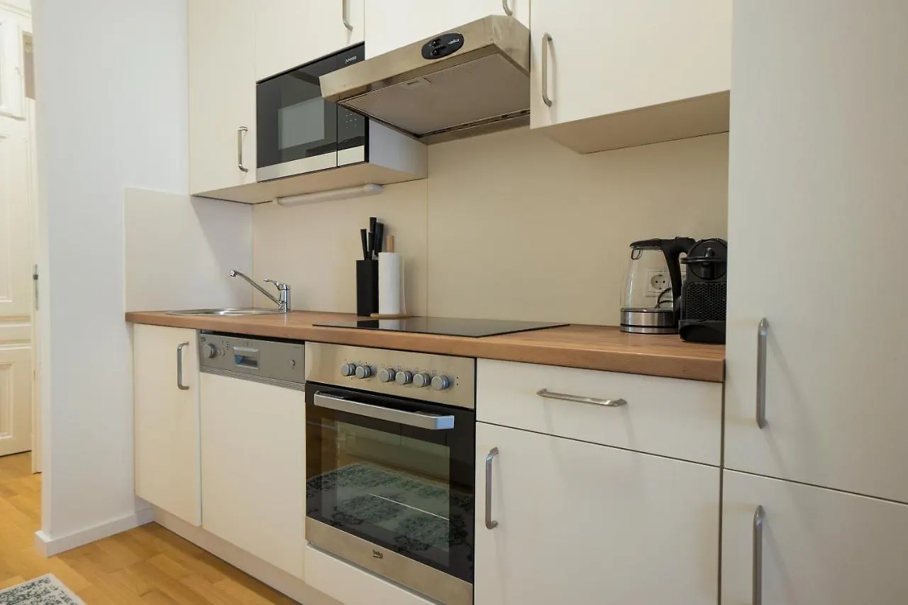 Belvedere Castle View: Chic City Apartment Vienna